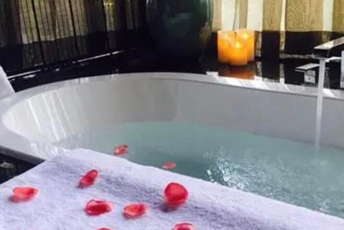 上海浦东新区水疗池中的失重冥想：当身体学会漂浮